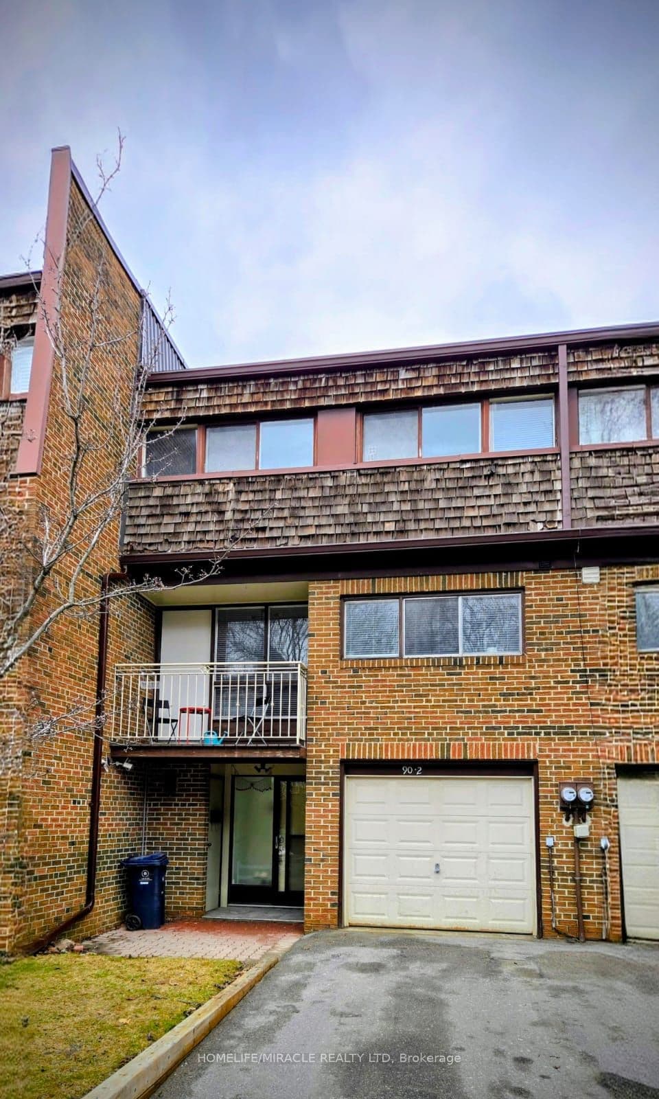 #2 90 Castlebury Crescent