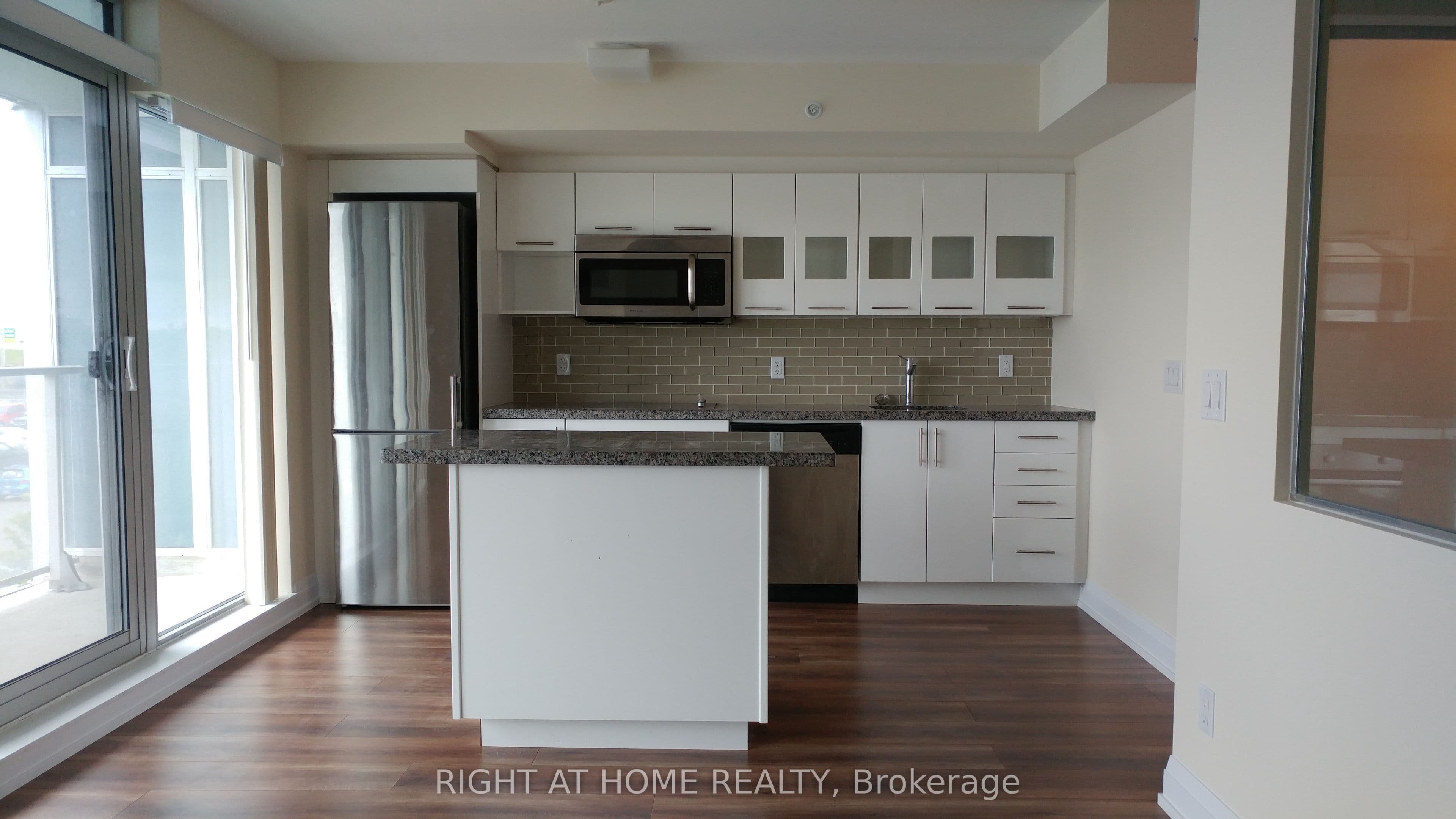 #203W 565 Wilson Avenue